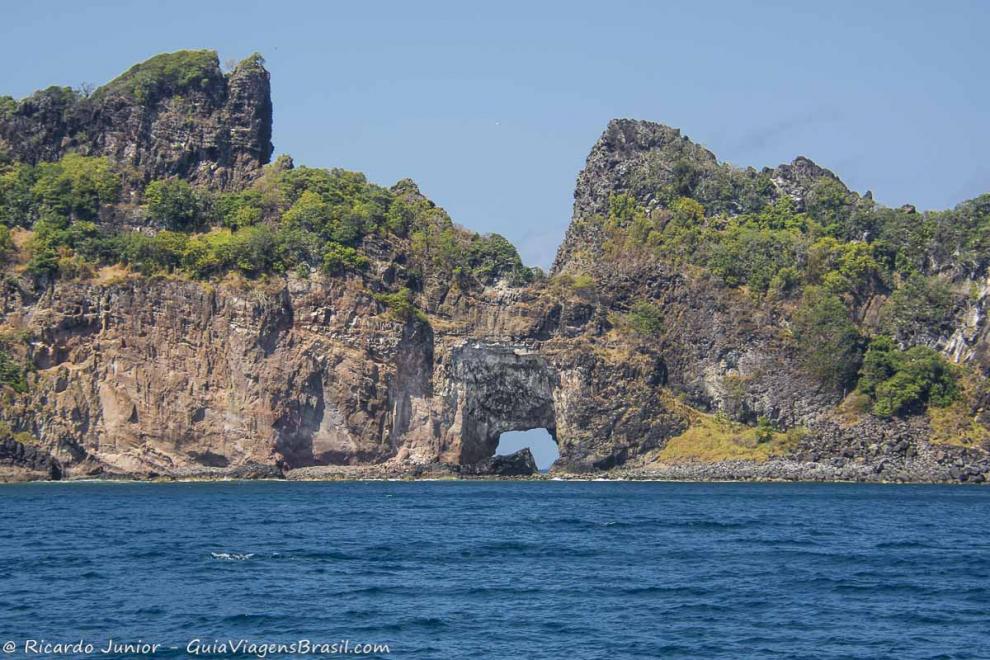 Imagem do buraco no morro em Fernando de Noronha.